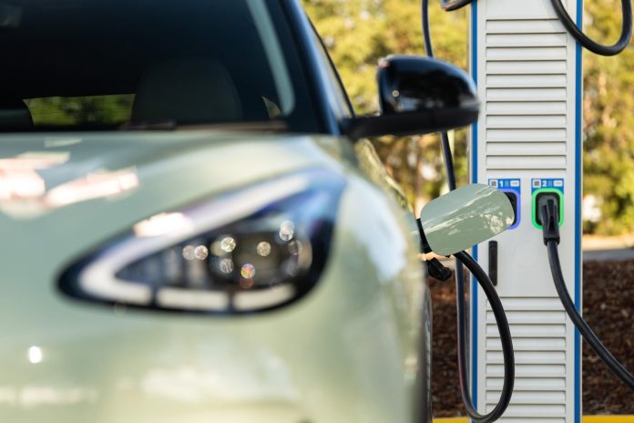 Geely: Φόρτιση ηλεκτρικού αυτοκινήτου σε μόλις 4 λεπτά