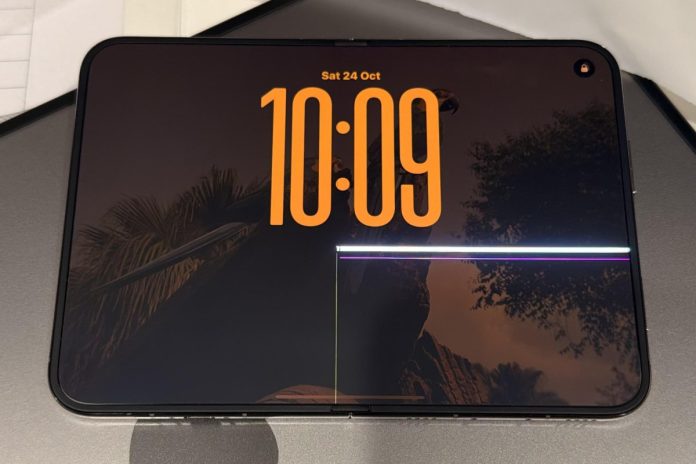 iPhone Duo: Ρωγμές στην οθόνη από σοβαρά προβλήματα στο μεντεσέ