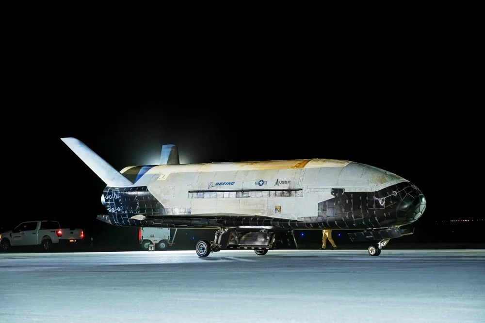 Το αμερικανικό X-37B μετά την προσγείωση στη βάση Vandenberg